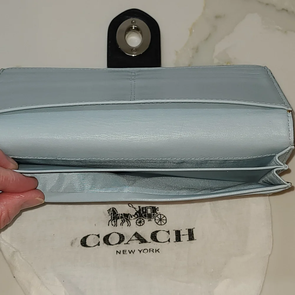 Coach Turnlock Black and White Women's Wallet EUC